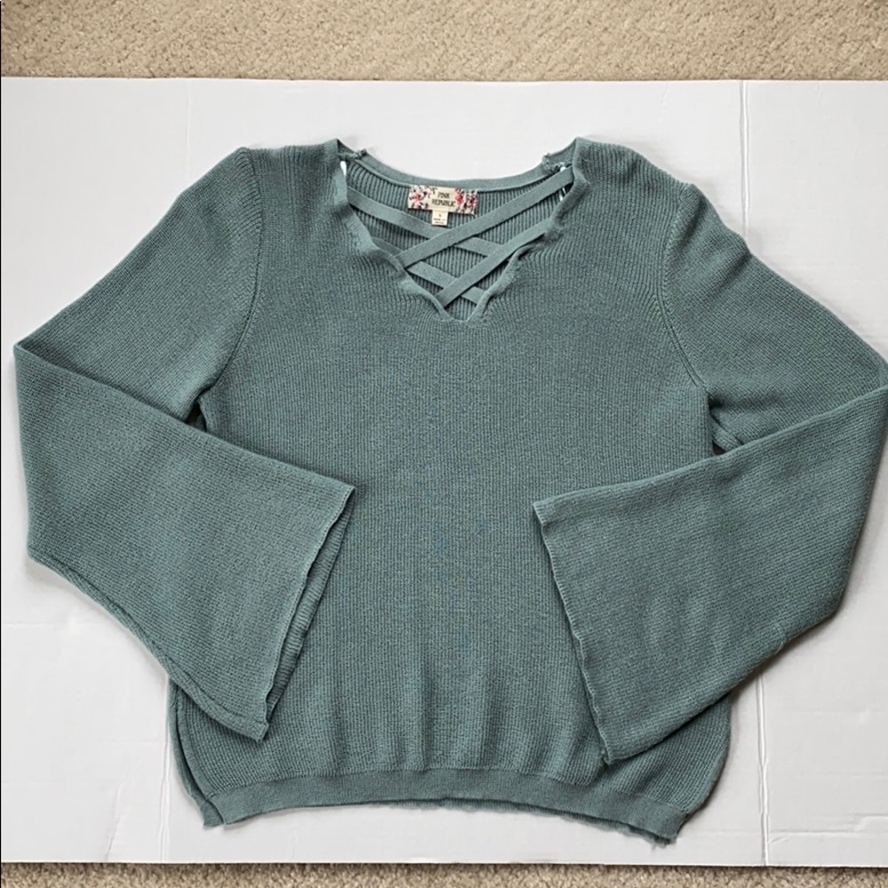 Pink Republic Women’s Sage Bell-Sleeve Sweater (L)